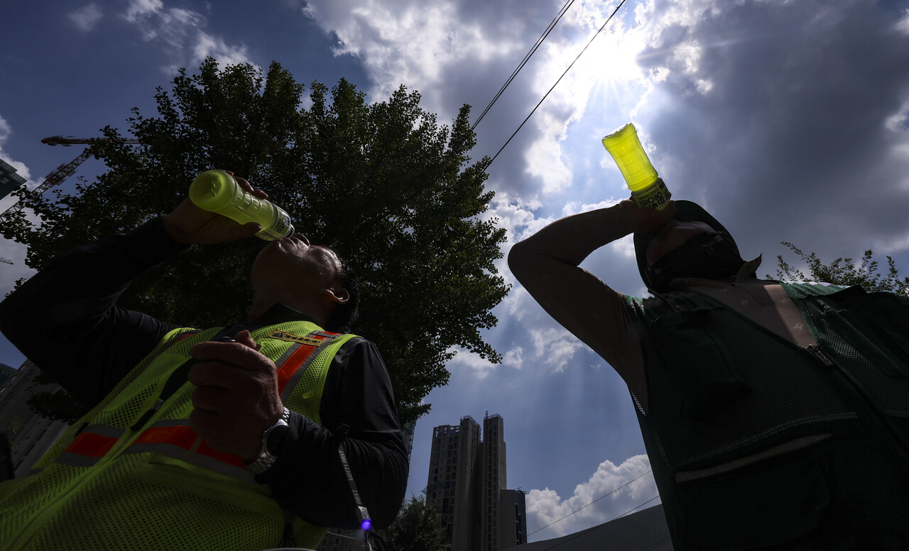 연일 폭염이 이어지고 있는 가운데, 9일 서울 소재 한 건설현장 노동자가 이온음료를 마시고 있다. [사진제공=뉴시스]