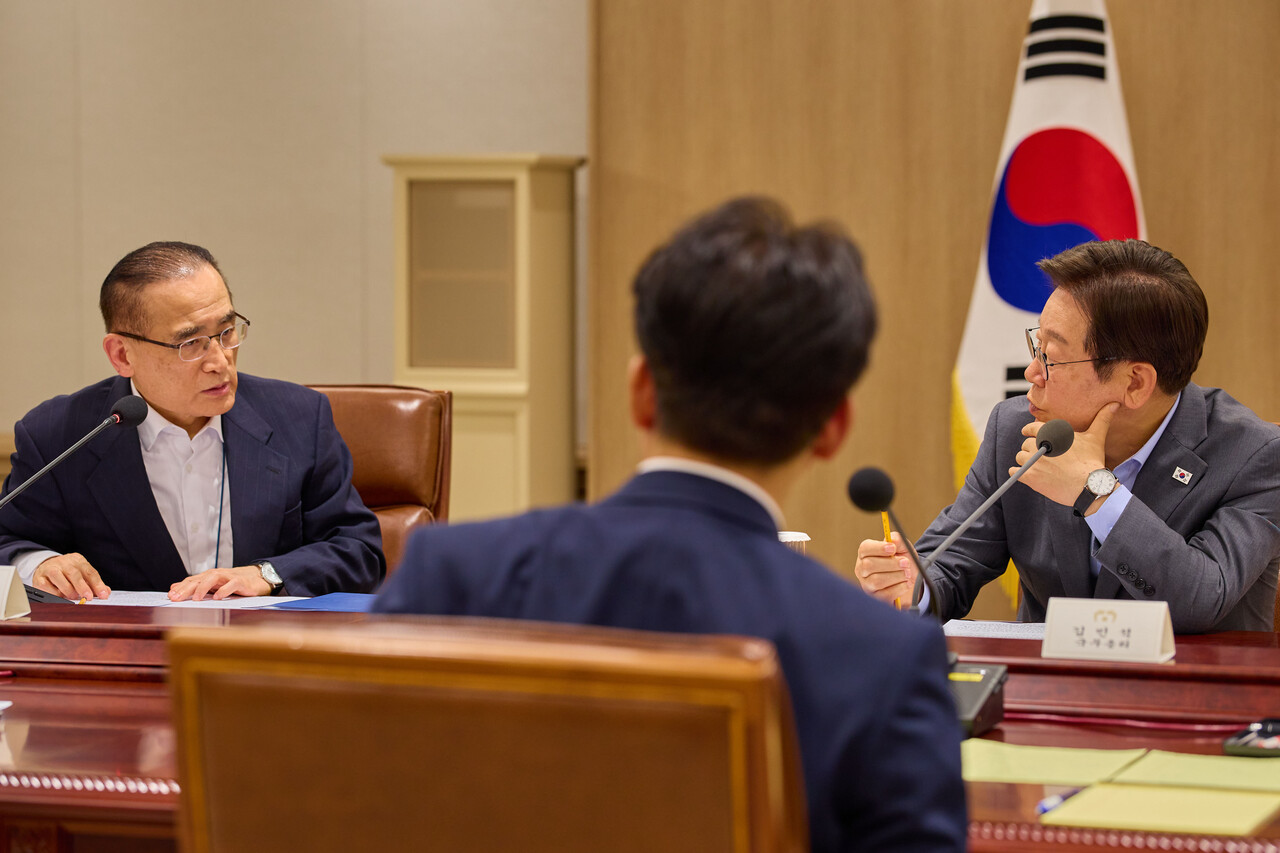 이재명 대통령이 지난 10일 서울 용산 대통령실에서 열린 국가안전보장회의(NSC) 전체회의에서 위성락 국가안보실장과 대화하고 있다. [사진=대통령실/뉴시스]