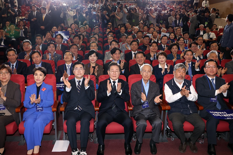 지난 4월 30일 이재명(왼쪽 네 번째) 더불어민주당 대선후보와 박찬대, 윤여준 상임총괄선거대책위원장을 비롯한 선대위원장들이 서울 여의도 국회 의원회관에서 열린 더불어민주당 제21대 대통령선거 '진짜 대한민국' 중앙선거대책위원회 출범식에서 박수치고 있는 모습. 앞줄 왼쪽부터 정은경, 강금실 총괄선거대책위원장, 박찬대(당대표 직무대행 겸 원내대표) 상임총괄선거대책위원장, 이재명 대선 후보, 윤여준 상임총괄선거대책위원장, 김동명, 김부겸, 총괄선거대책위원장. [사진제공=뉴시스]<br>