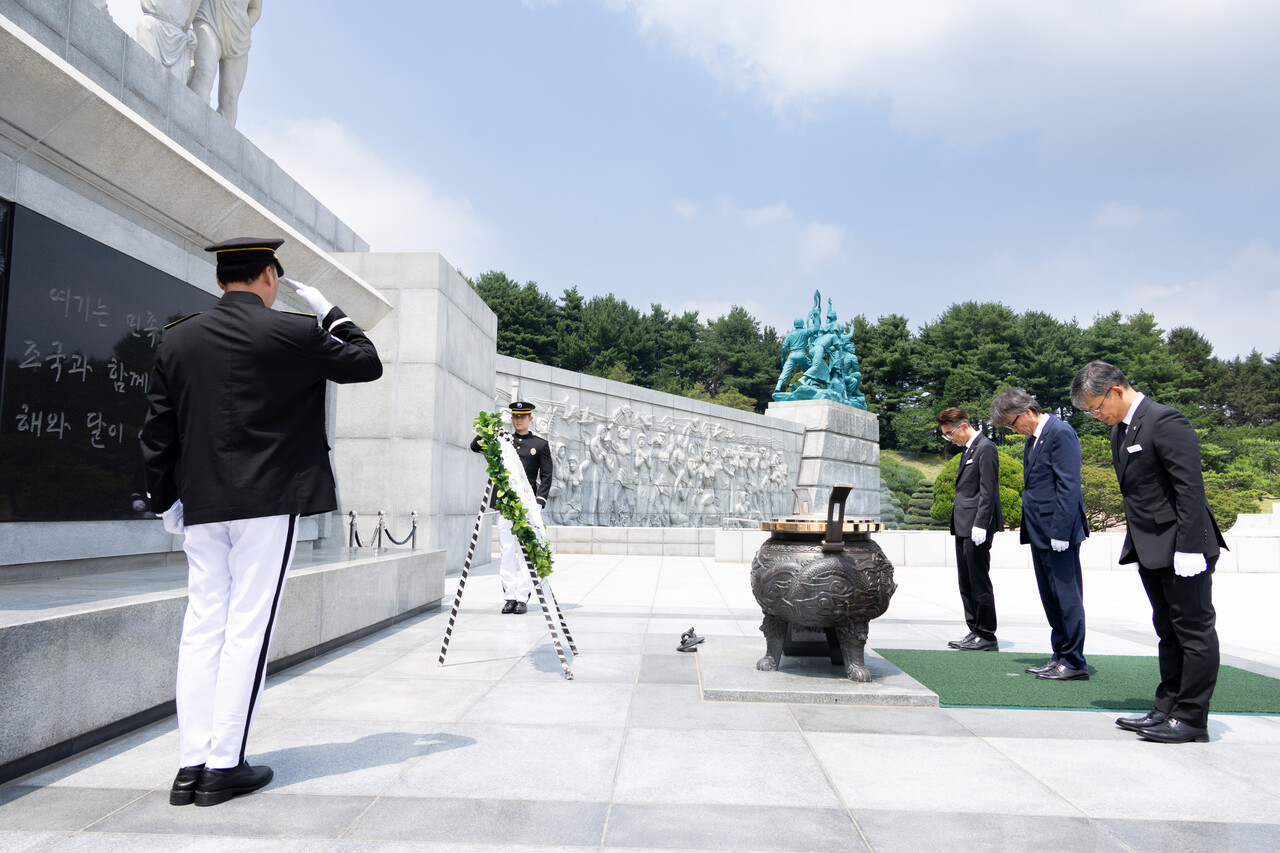 금한승 신임 환경부차관이 지난 7일 대전 유성구 국립 대전현충원을 찾아 참배하고 있다 [사진제공=환경부/뉴시스]
