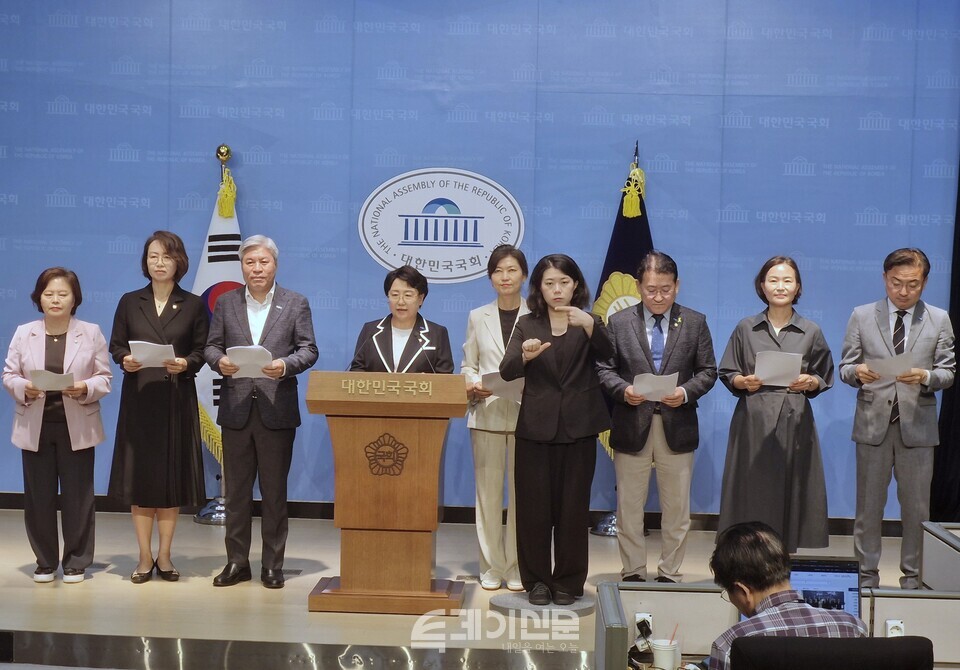 조국혁신당이 16일 서울 여의도 국회 소통관에서 기자회견을 열고 국민의힘에 대한 위헌정당 헤신청구 진행을 촉구하고 있다. ⓒ투데이신문