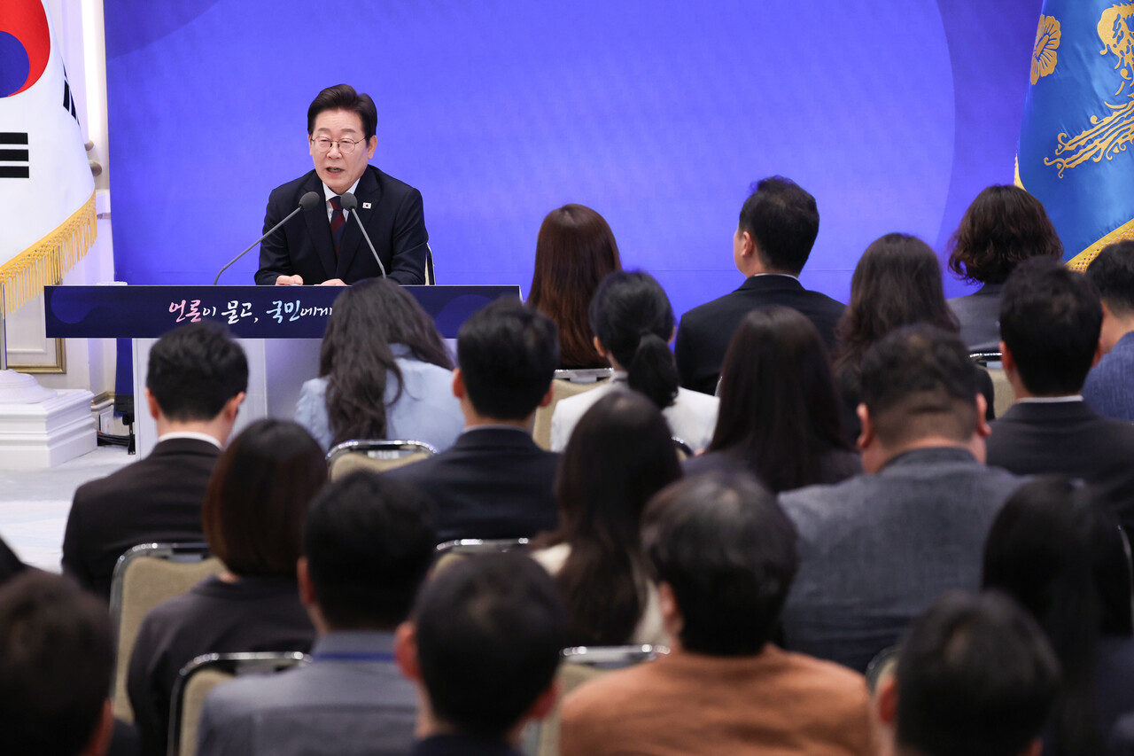 이재명 대통령이 지난 3일 청와대 영빈관에서 열린 '대통령의 30일, 언론이 묻고 국민에게 답하다' 기자회견에서 출입기자 질문에 답변하고 있다. 이 대통령은 이날  “이제는 부동산보다는 금융시장으로 (경제 흐름을) 옮기는 것이 훨씬 더 낫지 않을까 그런 생각을 좀 하고, 또 그렇게 만들려고 한다”고 말했다. [사진=뉴시스]