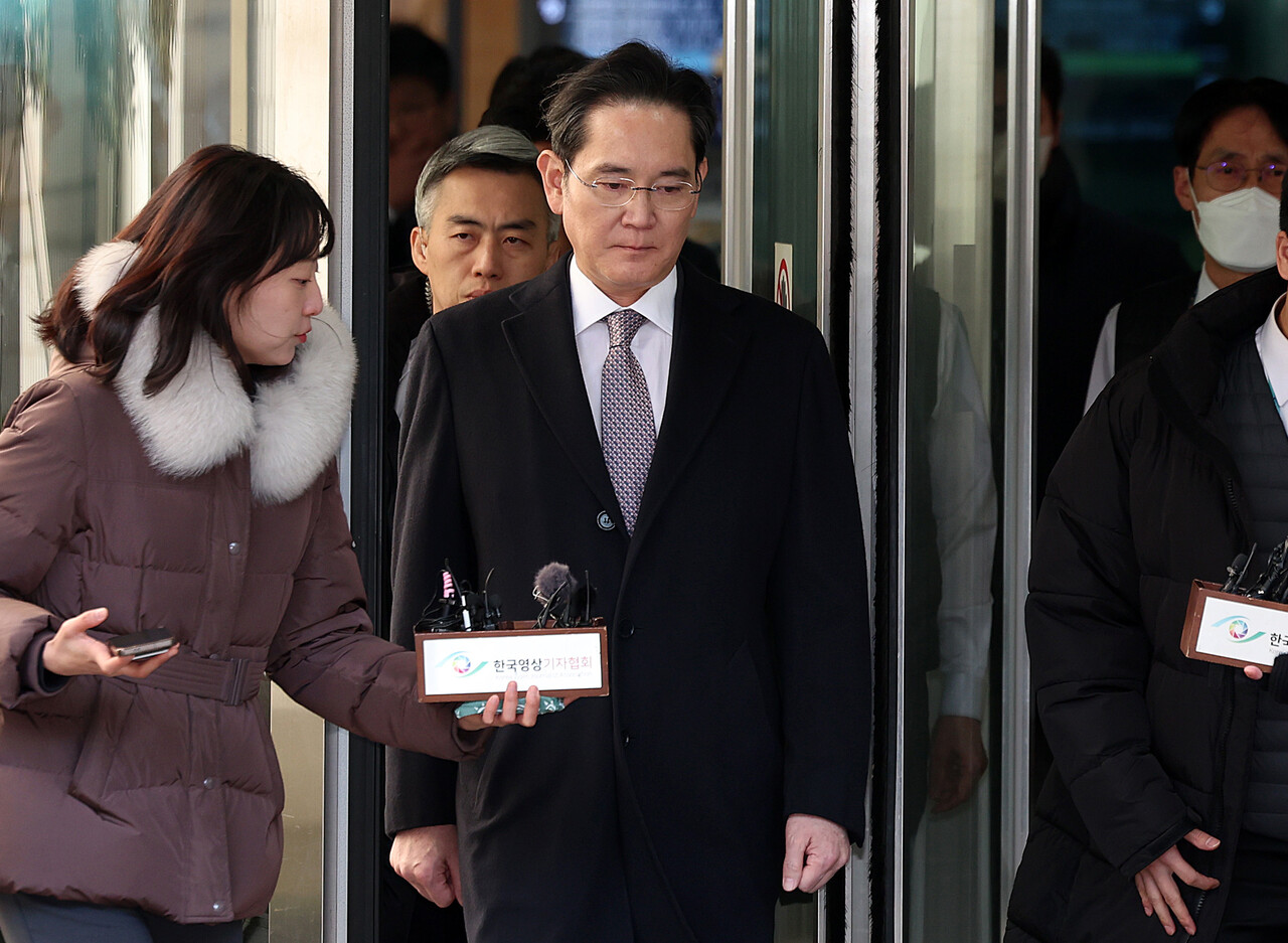 삼성전자 이재용 회장이 지난 2월 서울 서초구 서울고등법원에서 열린 항소심 선고기일을 마친 후 법원을 나서고 있다. [사진=뉴시스]