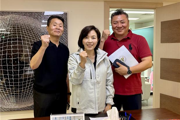 지난달 13일 김경 위원장(가운데)이 서울특별시농구협회와의 간담회 후 관계자들과 기념 촬영을 진행하고 있다. [사진제공=서울특별시의회]