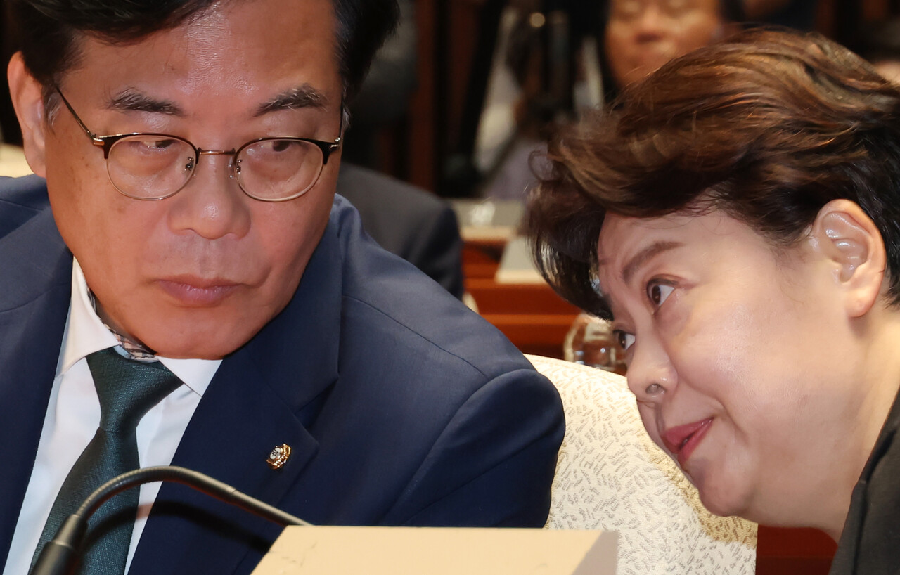 국민의힘 송언석 비상대책위원장과 윤희숙 혁신위원장이 지난 9일 서울 여의도 국회에서 열린 긴급의원총회에서 대화하고 있는 모습. [사진제공=뉴시스]<br>