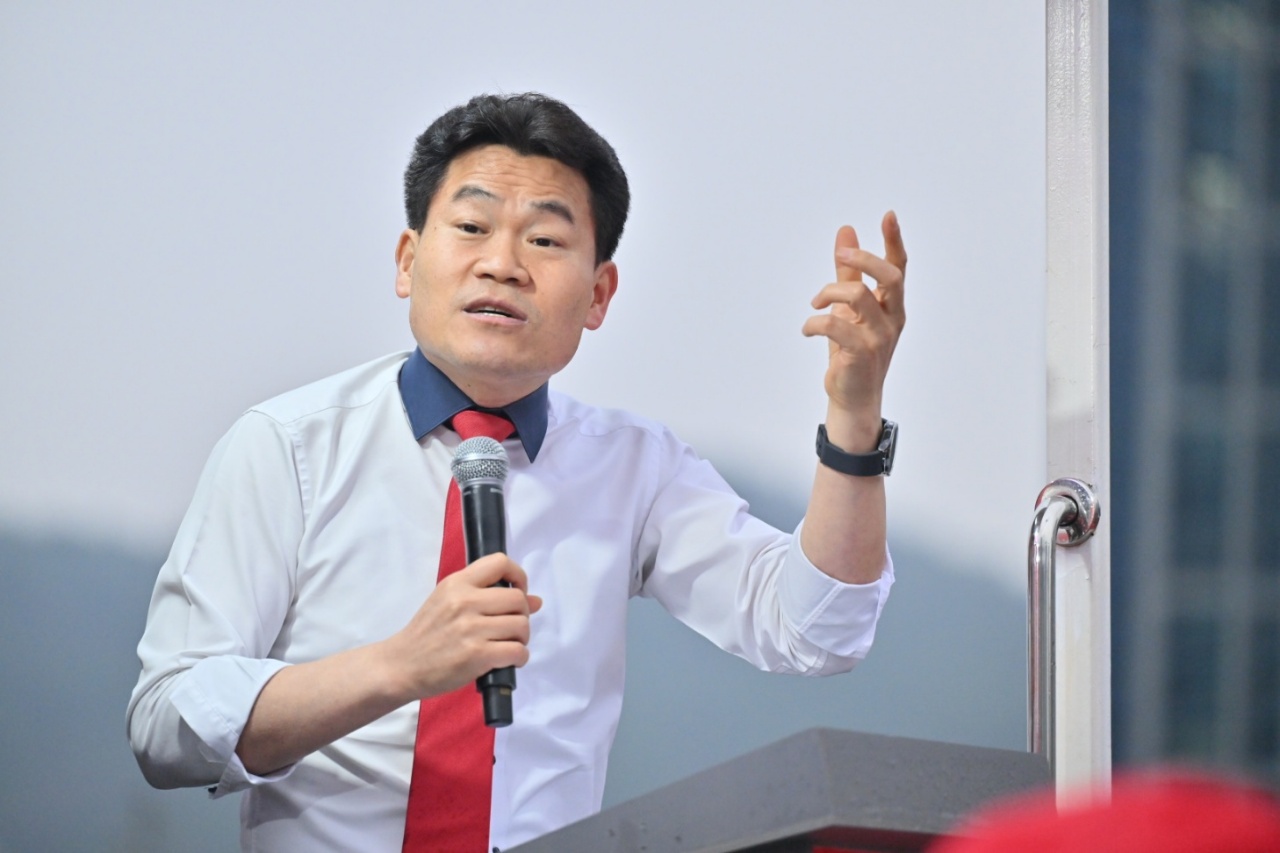 전한길 강사가 지난 3월 27일 경남 거제시 고현매립지에서 열린 국민의힘 박환기 거제시장 후보 집중유세에서 지지 발언을 하고 있는 모습. [사진제공=뉴시스]<br>