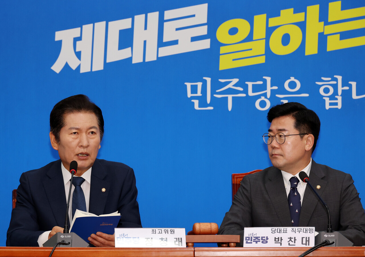 정청래(왼쪽) 더불어민주당 최고위원이 지난 6월 26일 오전 서울 여의도 국회에서 열린 최고위원회의에서 발언하고 있는 모습. 오른쪽은 박찬대 더불어민주당 당대표 직무대행 겸 원내대표. [사진제공=뉴시스]<br>