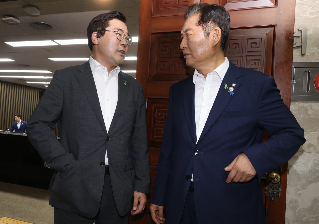 더불어민주당 당대표 출마를 선언한 정청래, 박찬대(왼쪽) 의원이 지난 3일 오후 서울 여의도 국회에서 열린 비공개 의원총회에서 대화를 하고 있는 모습. [사진제공=뉴시스]<br>