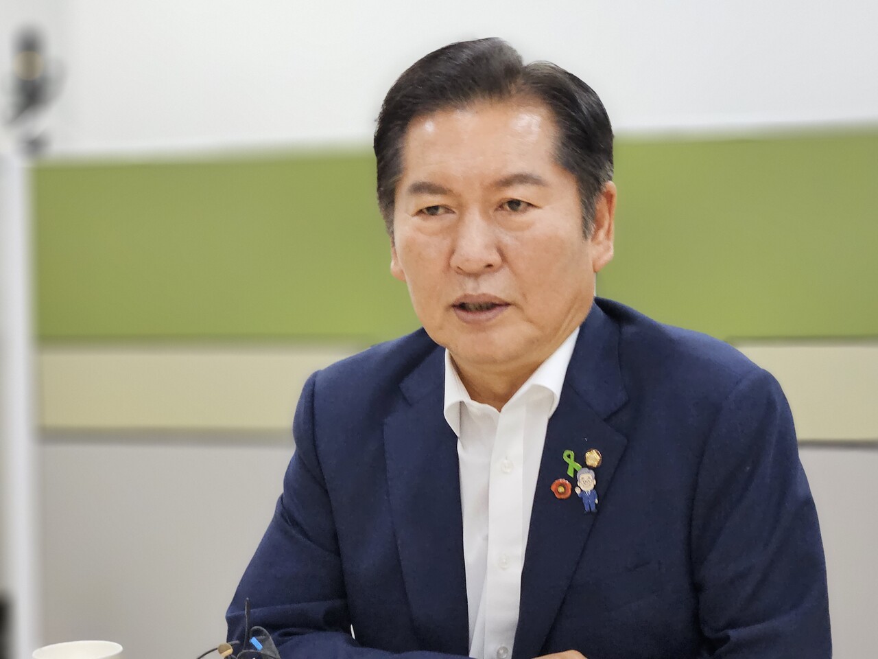 정청래 더불어민주당 당대표 후보가 지난 15일 충북 청주시 상당구 문화동 충북도청 기자실에서 열린 기자 간담회에서 모두 발언을 하고 있는 모습. [사진제공=뉴시스]<br>