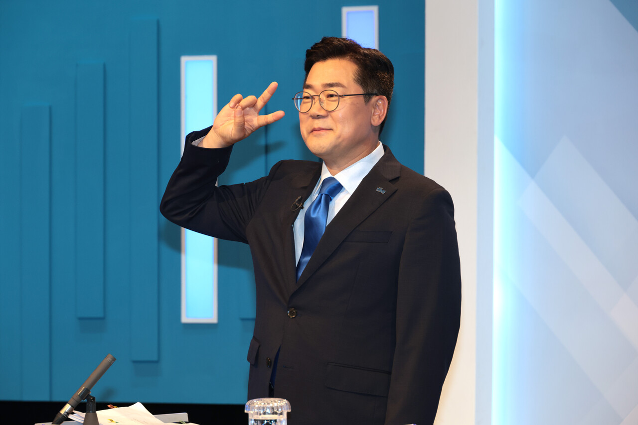 박찬대 더불어민주당 당대표 후보가 지난 16일 서울 양천구 목동 SBS에서 열린 TV토론회에서 기호2번 포즈를 취하고 있는 모습. [사진제공=뉴시스]<br>