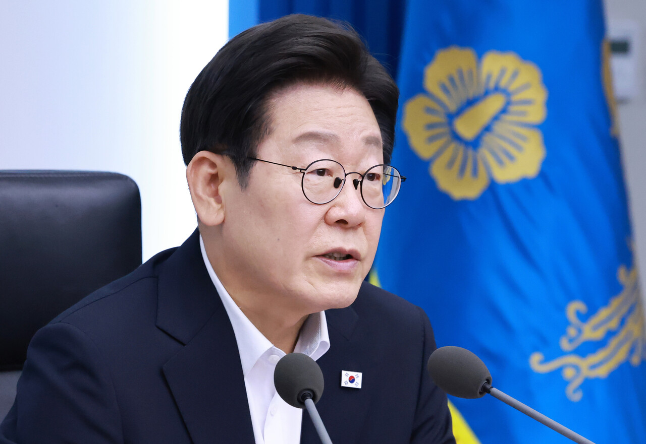 이재명 대통령이 지난 17일 서울 용산 대통령실 청사에서 열린 4차 수석·보좌관 회의에서 발언하고 있는 모습. [사진제공=뉴시스]<br>