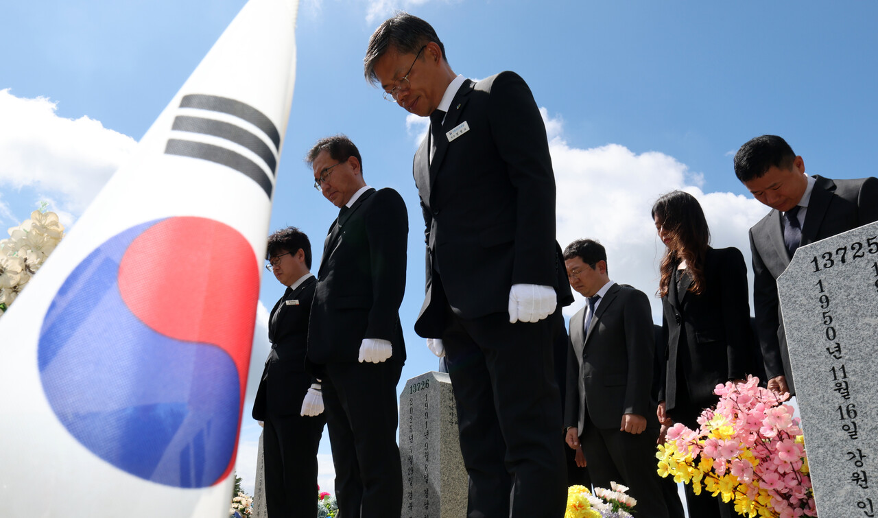 지난 1일 이명현 특별검사 등 특검 지휘부가&nbsp; 대전 국립현충원의 채 상병 묘역을 참배하고 있는 모습. [사진제공=뉴시스]&nbsp;<br>