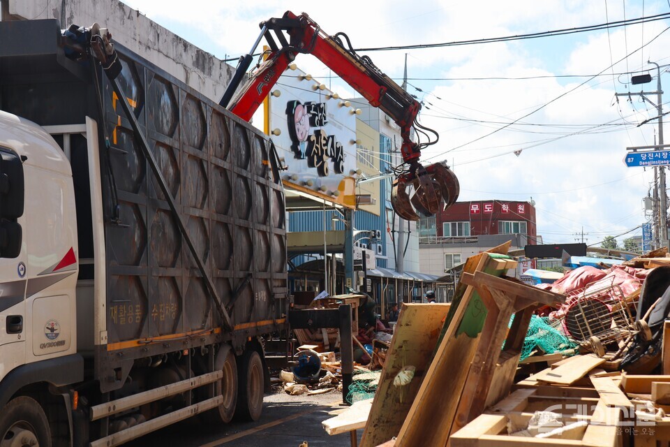 21일 오전 당진 전통시장 입구에서 화물 트럭이 침수 피해로 발생한 고물들을 실어 나르고 있다.&nbsp;ⓒ투데이신문