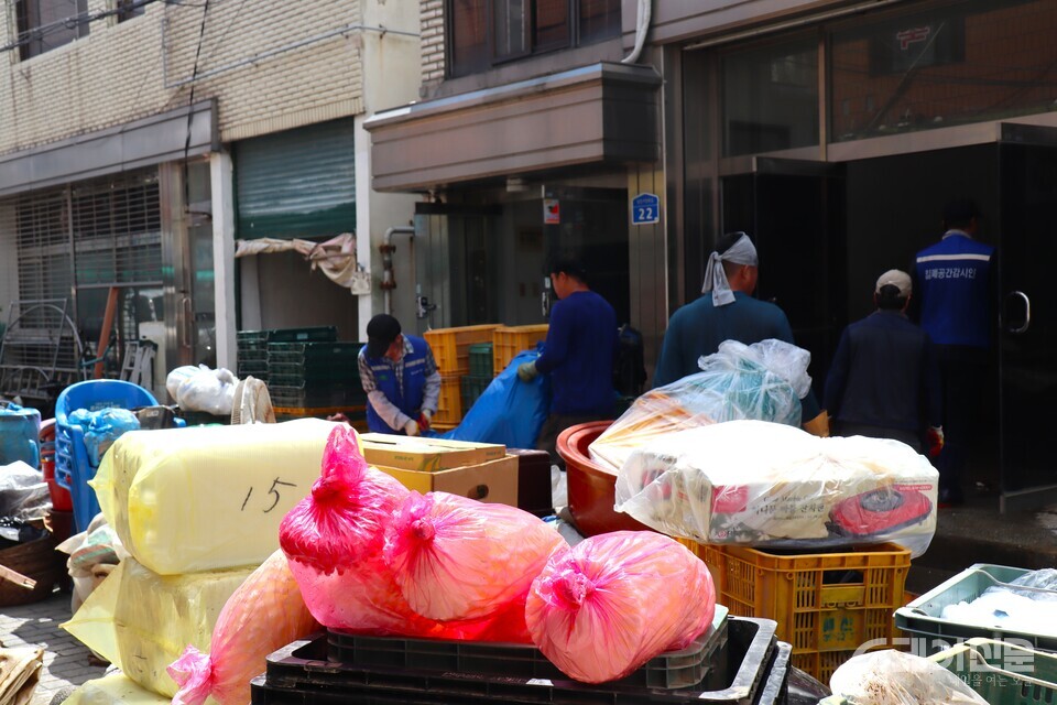 21일 오전 당진 전통시장에서 인부들이 비에 젖은 고물들을 건물에서 꺼내고 있다.&nbsp;ⓒ투데이신문<br>