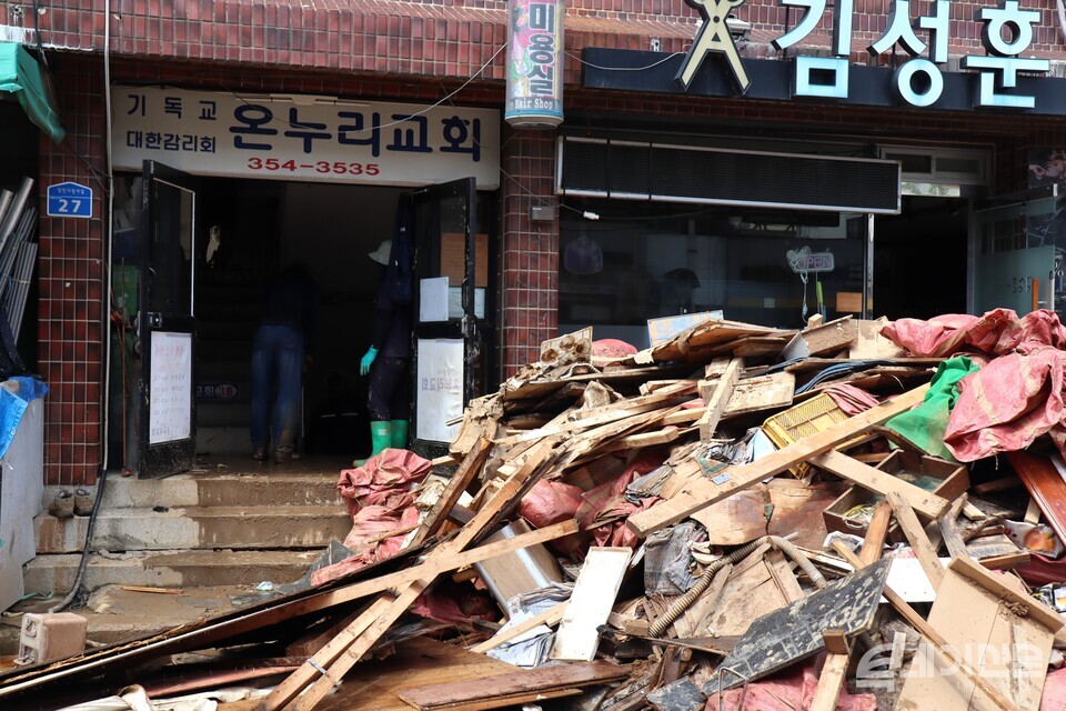 21일 오전 미용실 앞에 젖은 채 쌓여 있는 나무 자재들. ⓒ투데이신문<br>