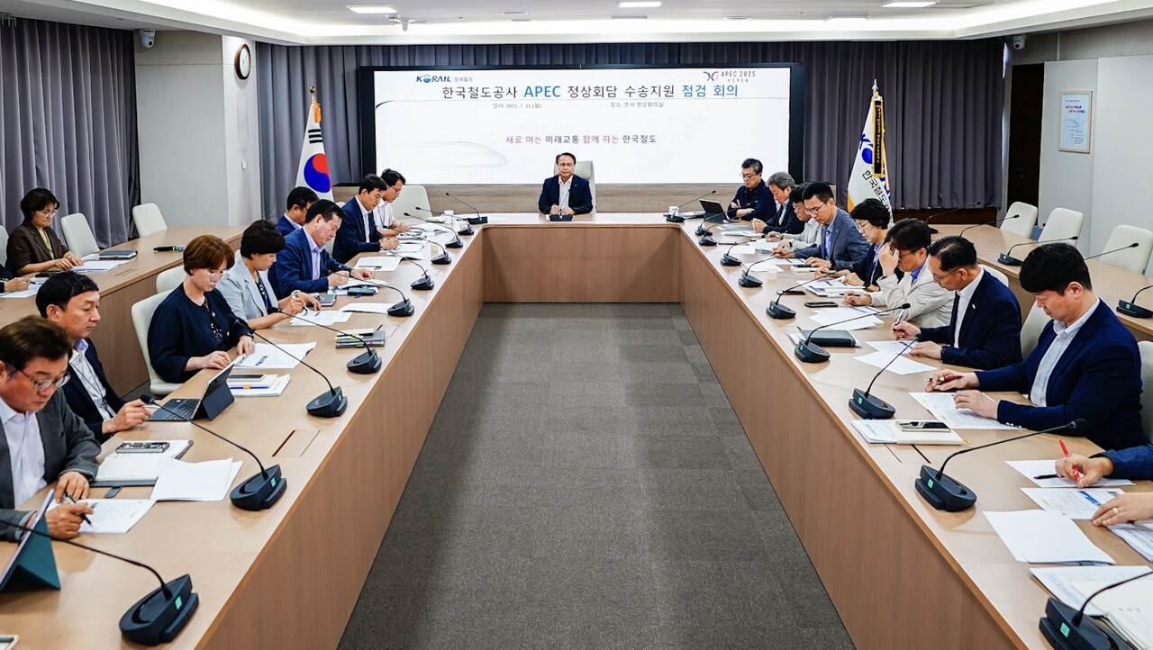 코레일 관계자들이 21일 오전 대전사옥에서 전국 영상회의를 APEC 철도분야 준비상황을 점검하고 있다. (사진 가운데는 정정래 코레일 부사장 겸 ‘APEC수송지원단TF’ 단장) [사진=코레일]