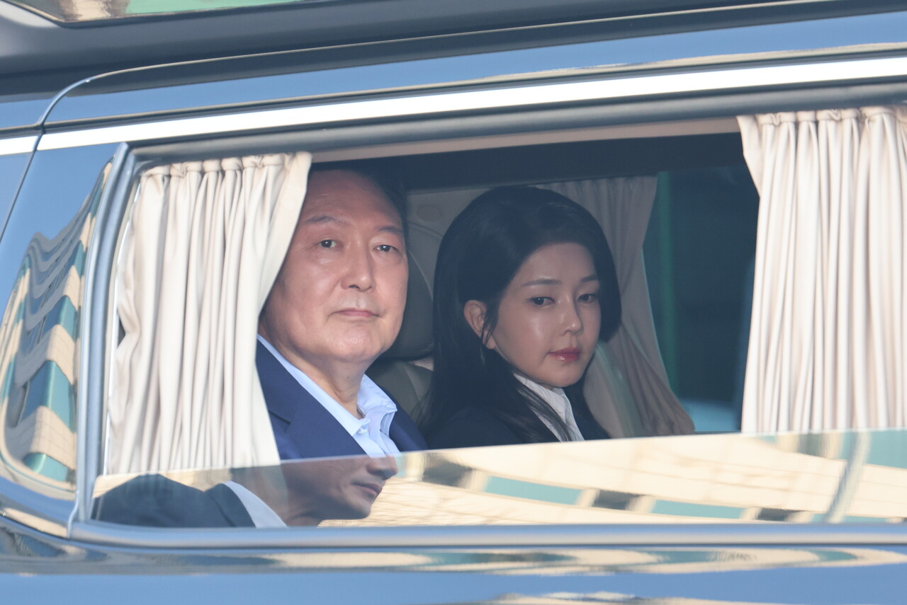 윤석열 전 대통령이 지난 4월 11일 서울 용산구 한남동 관저를 나서며 지지자들에 인사하고 있다. 윤 전 대통령 오른쪽은 김건희 여사. [사진제공=뉴시스]