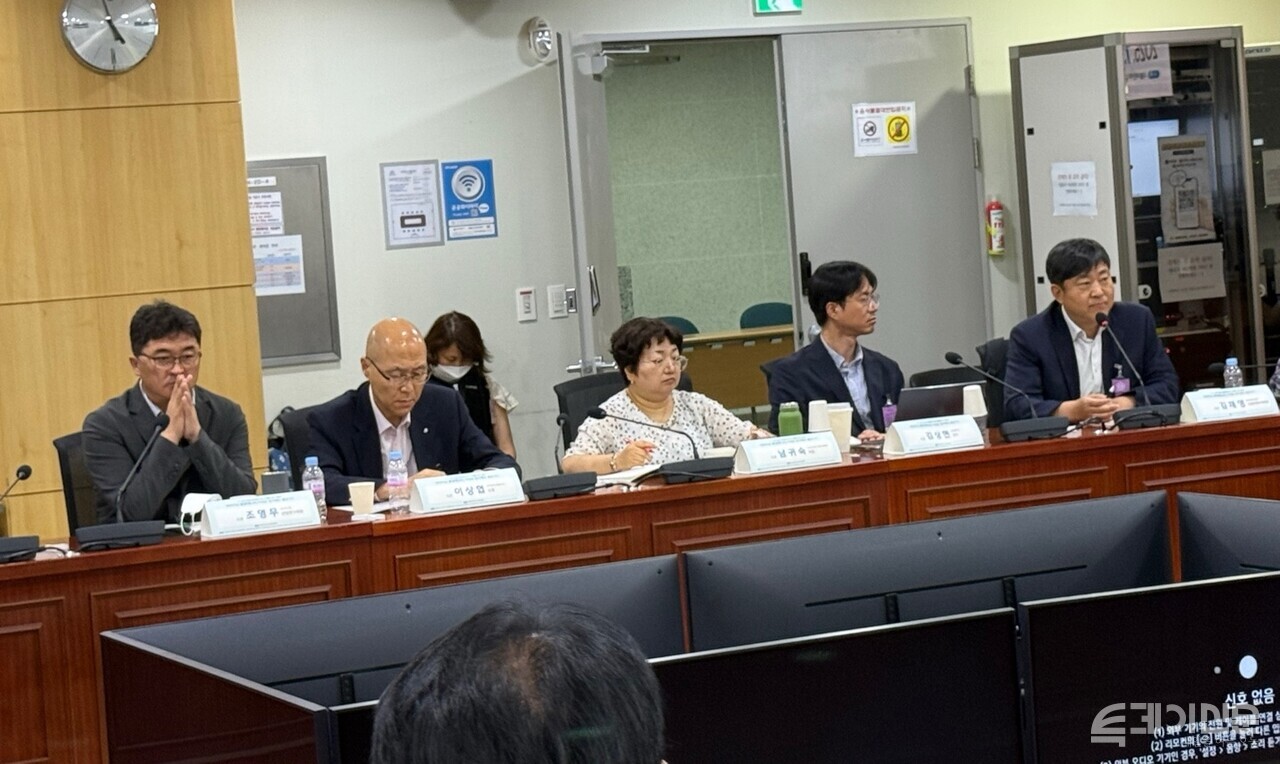 22일 오후 서울 여의도 국회에서 열린 ‘버려지는 환경에너지, 이대로 방치해도 좋은가’ 토론회에서 패널들이 토론을 진행하고 있다. ⓒ투데이신문