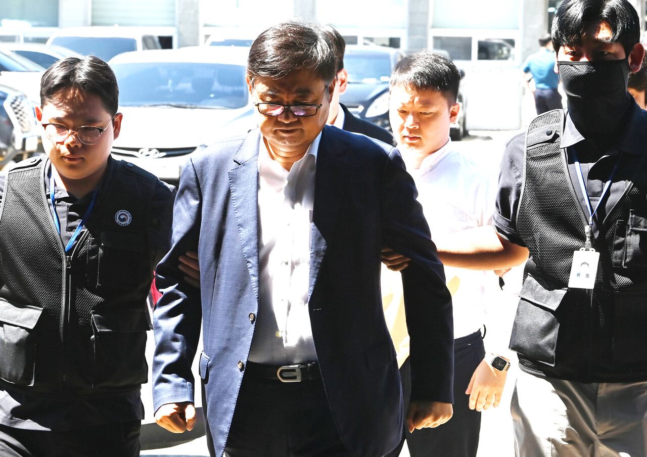 아리셀 박순관 대표와 박중언 아리셀 총괄본부장(사진 오른쪽)이 28일 경기도 수원지방법원에서 열린 구속 전 피의자 심문(영장실질심사)을 마친 후 대기장소인 수원남부경찰서로 들어서고 있다.