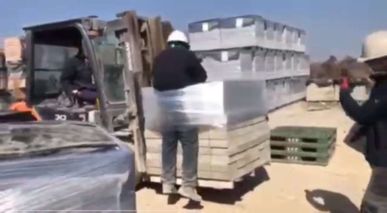 전남 나주의 한 벽돌공장에서 발생한 외국인 노동자 괴롭힘 사건이 담긴 영상 일부분. [사진제공=전남이주노동자인권네트워크]