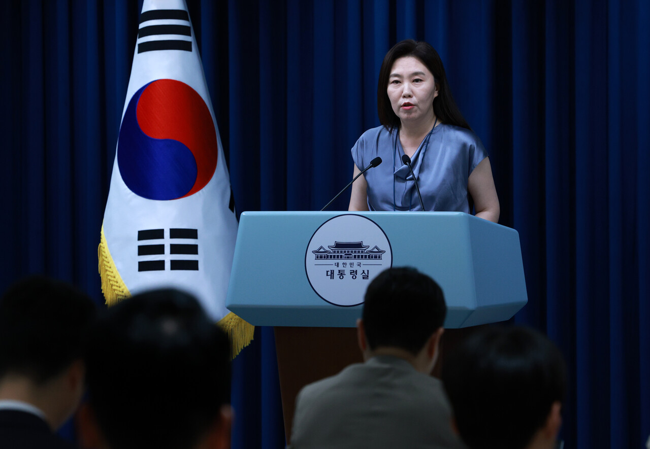 강유정 대변인이 지난 23일 서울 용산 대통령실 청사에서 강선우 여성가족부 장관 후보자 사퇴 관련 브리핑을 하고 있는 모습. [사진제공=뉴시스]<br>