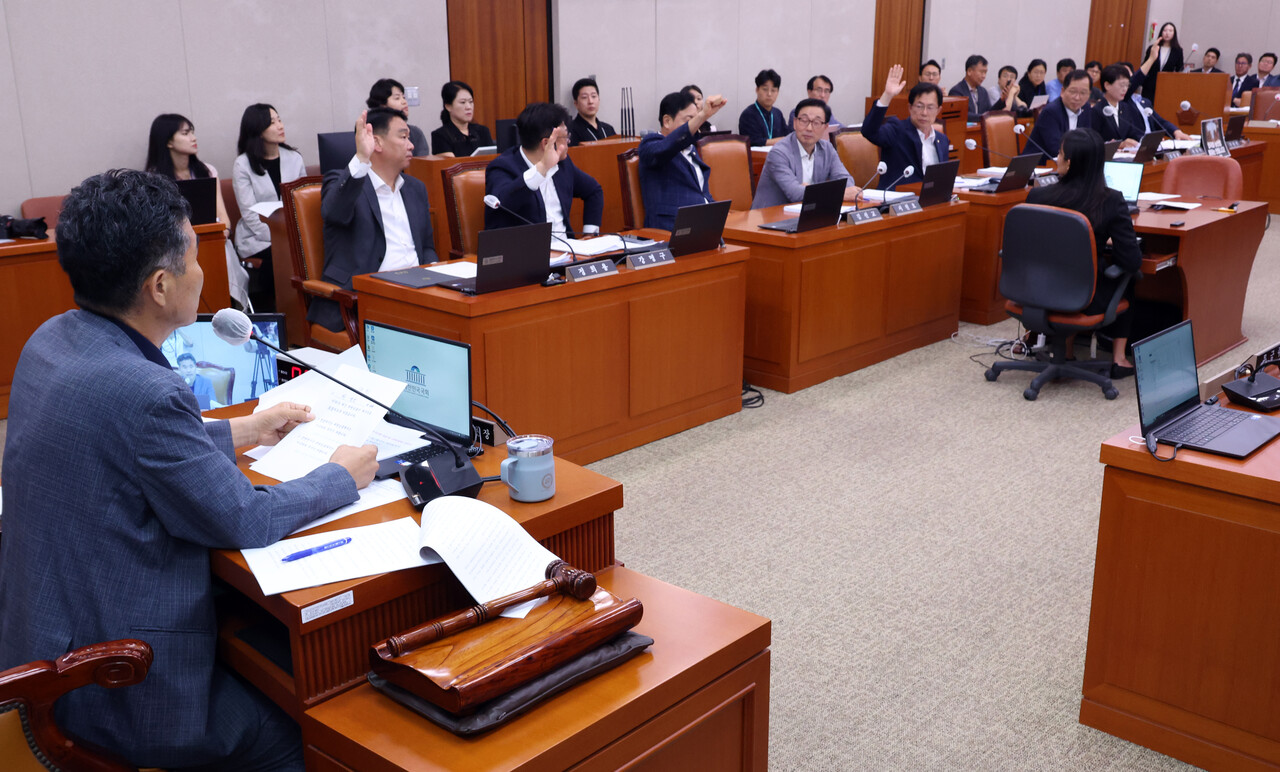 29일 서울 여의도 국회에서 열린 농림축산식품해양수산위원회 전체회의에서 의원들이 양곡관리법 개정안에 대해 거수 표결을 하고 있는 모습. [사진제공=뉴시스]<br>