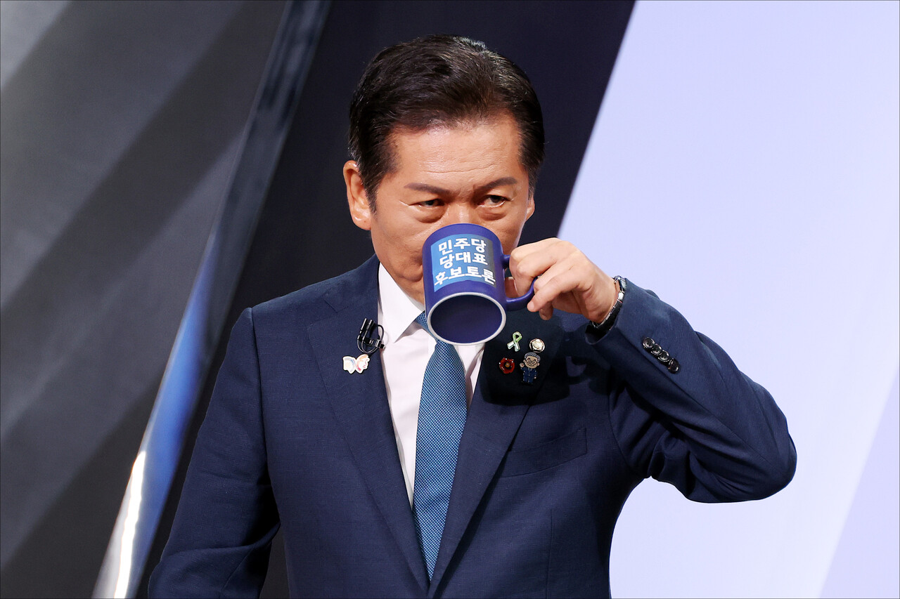 정청래 더불어민주당 당대표 후보가 지난 27일 오후 서울 여의도 KBS 신관 공개홀에서 열린 TV토론회에 참석해 물을 마시고 있는 모습. [사진제공=뉴시스]