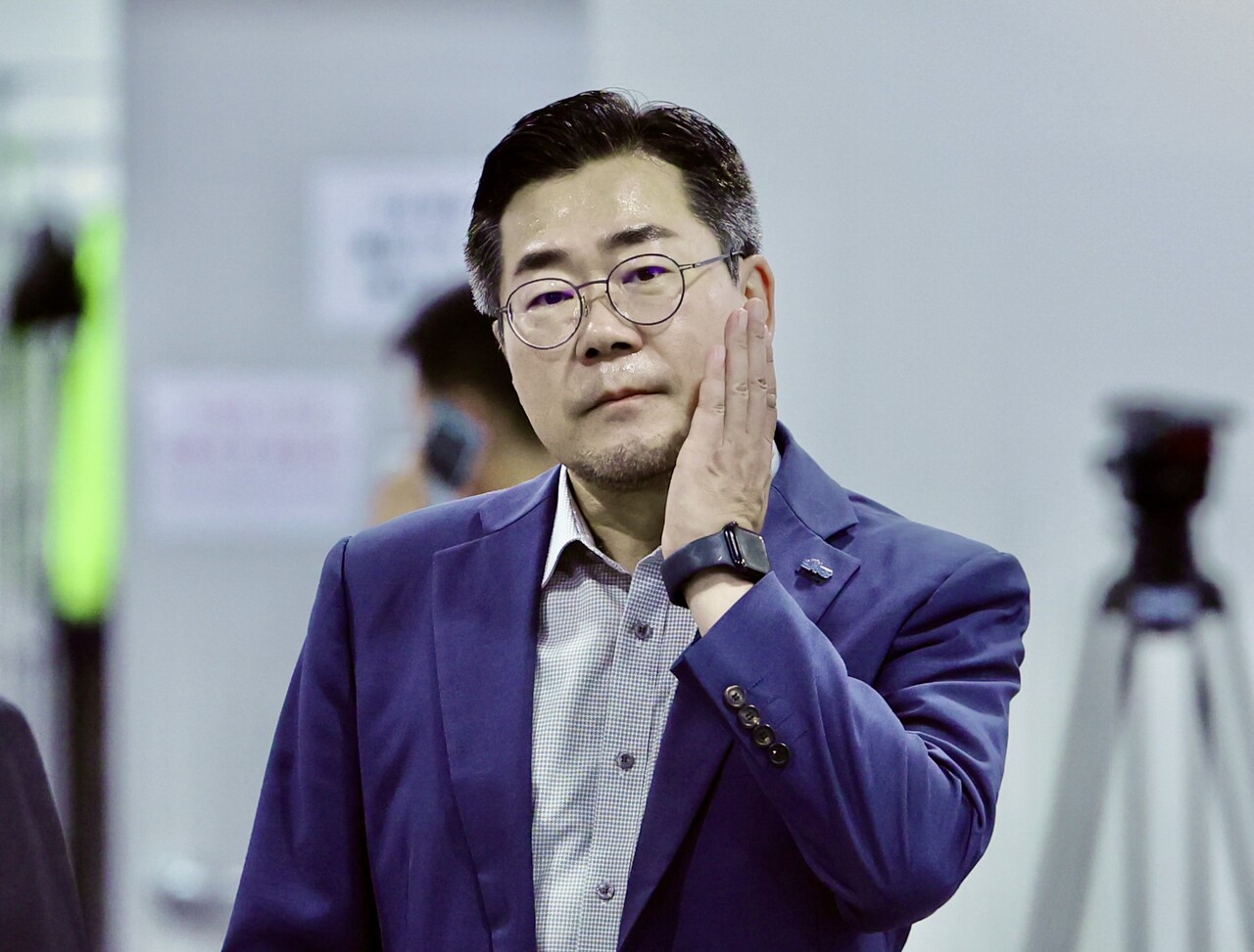 박찬대 더불어민주당 당대표 후보가 30일 오전 서울 여의도 국회 소통관에서 기자회견 전 땀을 닦고 있는 모습.&nbsp;&nbsp;[사진제공=뉴시스]