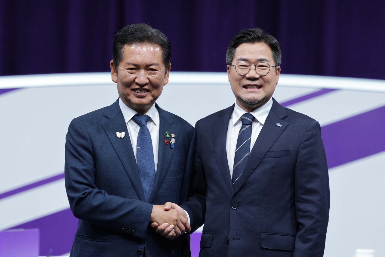 정청래(왼쪽), 박찬대 더불어민주당 당대표 후보가 지난 29일 오후 서울 마포구 MBC에서 열린 TV토론회에서 기념촬영을 하고 있는 모습. [사진제공=뉴시스]