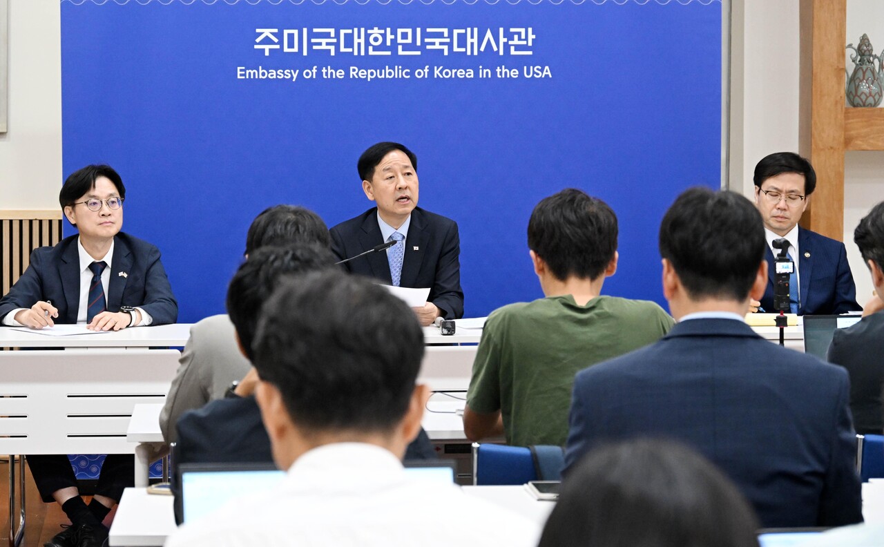 구윤철 부총리 겸 기획재정부 장관이 지난달 30일(현지 시간) 미국 워싱턴 주미 한국대사관에서 미국과의 관세 협상 결과에 대한 브리핑을 진행하고 있다. 왼쪽부터 김정관 산업통상자원부장관, 구윤철 부총리, 여한구 통상교섭본부장 [사진=뉴시스]