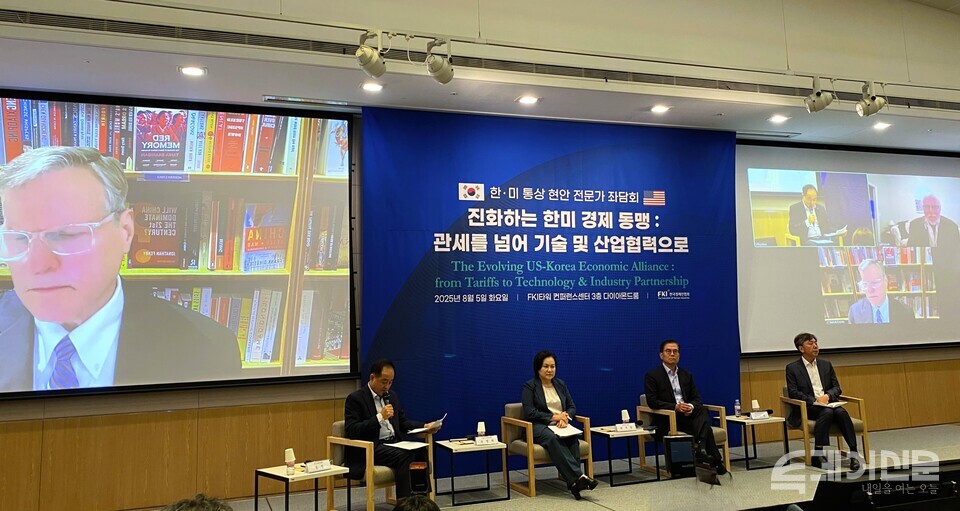 지난 5일 서울 영등포구 FKI타워 컨퍼런스센터에서 열린 ‘한·미 통상현안 전문가 좌담회’에서 피터슨 국제경제정책연구소(PIIE) 제프리 쇼트(Jeffrey J.Schott) 선임 펠로우와 화상연결을 통해 질의응답을 하고 있다. ⓒ투데이신문