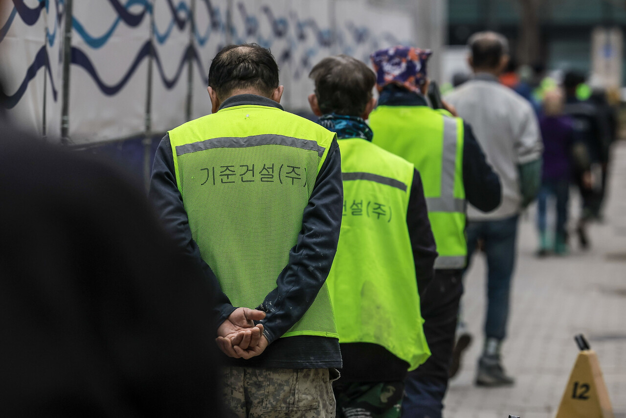 서울시내 아파트 건설현장에서 건설노동자들이 이동하고 있다. [사진=뉴시스]