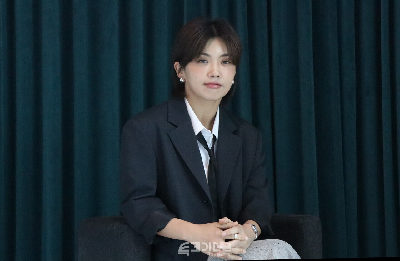 투데이신문과 배우로 등장한 아이키가 인터뷰 사진 촬영을 진행하고 있다. ©투데이신문