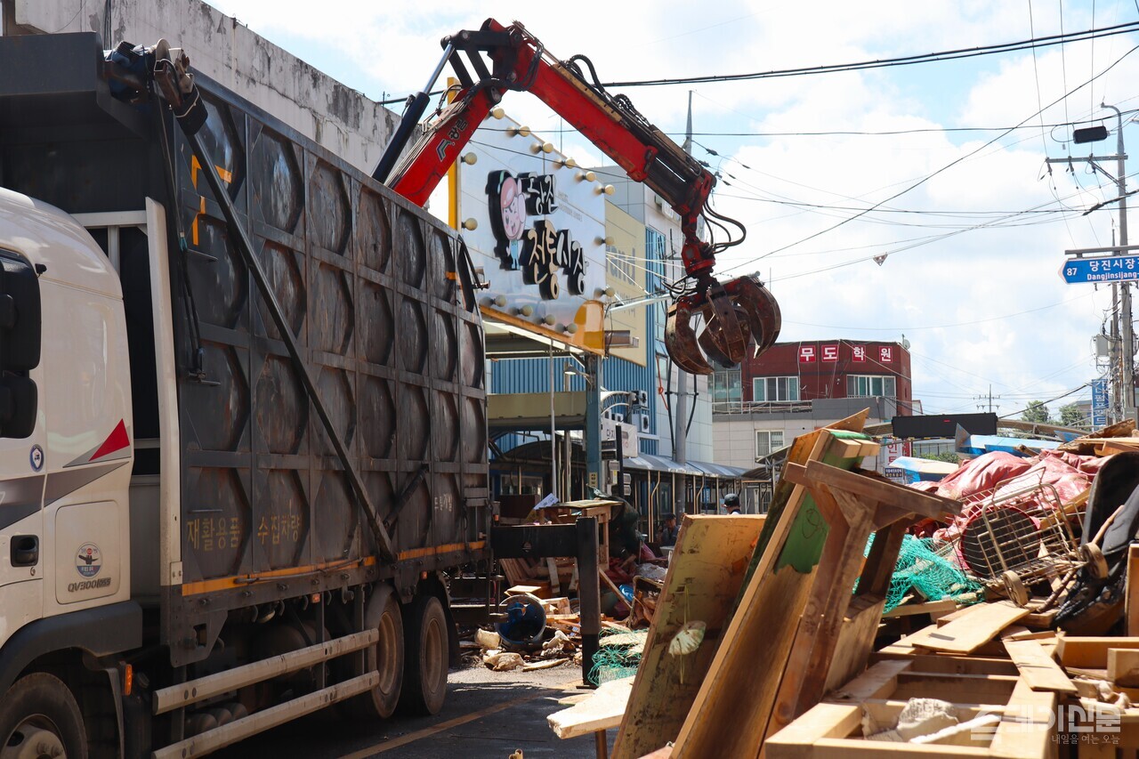 지난달 21일 오전 기록적인 폭우로 침수 피해를 입은 충남 당진시 전통시장 현장 ⓒ투데이신문