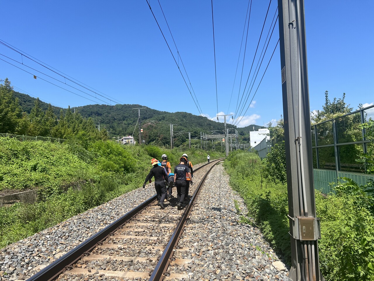 19일 오전 10시52분께 경북 청도군 화양읍 삼신리 청도소싸움 경기장 인근에서 남성현∼청도역 구간을 운행하던 무궁화호 열차가 안전점검 중이던 작업자를 치는 사고가 발생했다. [사진=뉴시스/청도소방서]