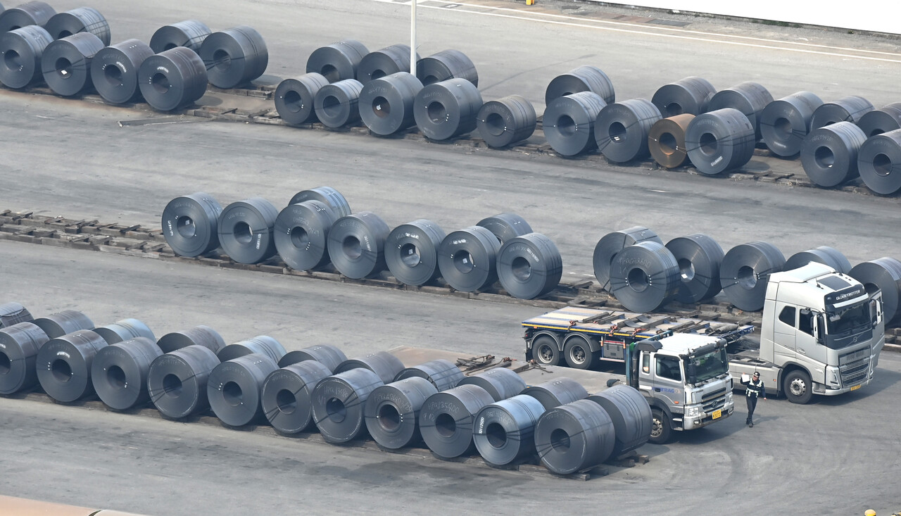 지난 6월 경기도 평택시 포승읍 평택항 수출 야적장에 철강 제품들이 쌓여 있는 모습. [사진=뉴시스]
