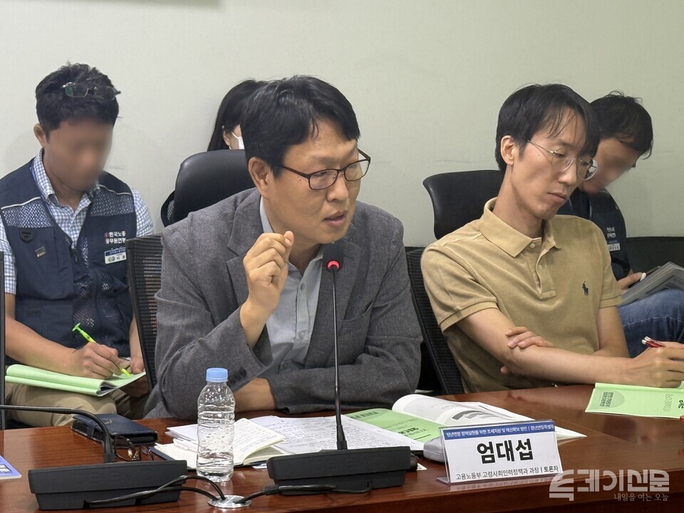 20일 오전 서울 여의도 국회에서 열린 ‘정년연장 정책실현을 위한 조세지원 및 예산확보 방안:더불어민주당 회복과 성장을 위한 정년연장특별위원회 토론회’에서 고령사회인력정책과 엄대섭 과장이&nbsp;발언하고 있다. ⓒ투데이신문<br>