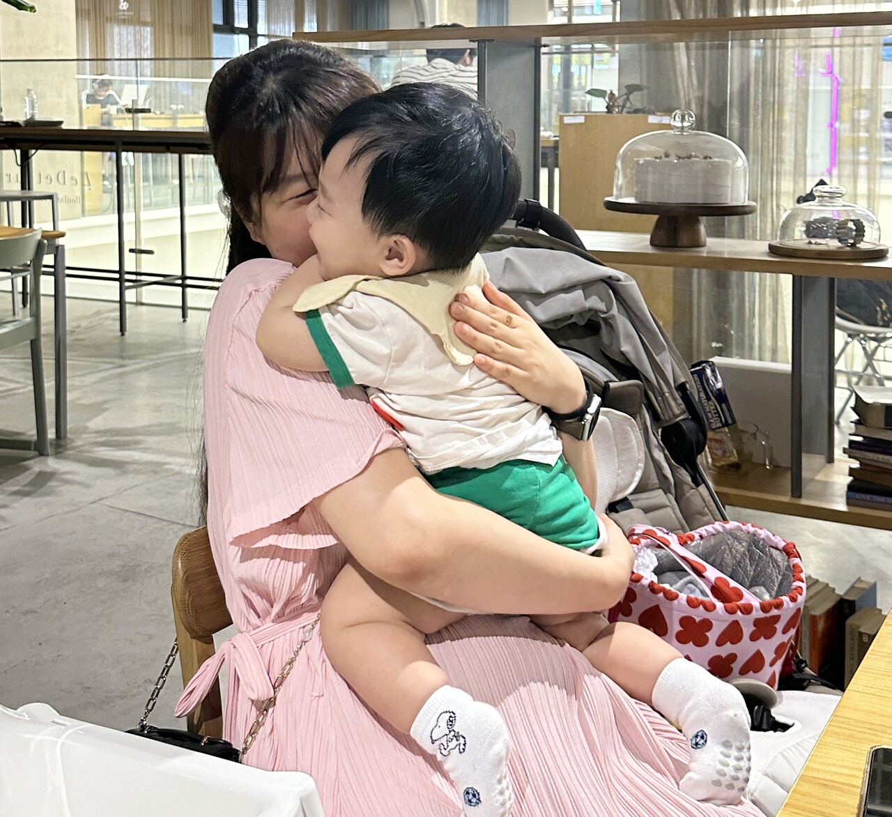 최유지씨가 자녀를 안고 있는 모습. [사진제공=본인]