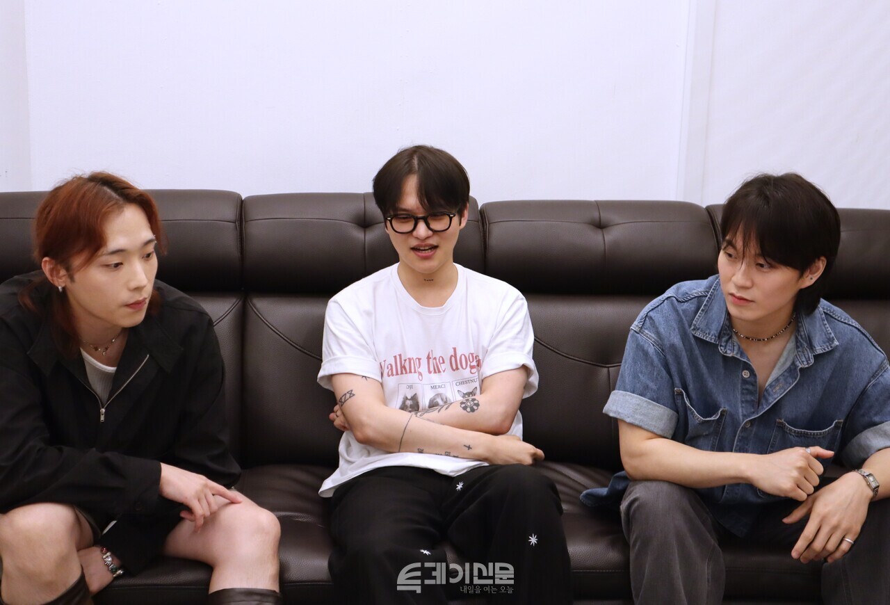 신인 밴드 투모로우가 투데이신문과 인터뷰하고 있다. ©투데이신문<br>