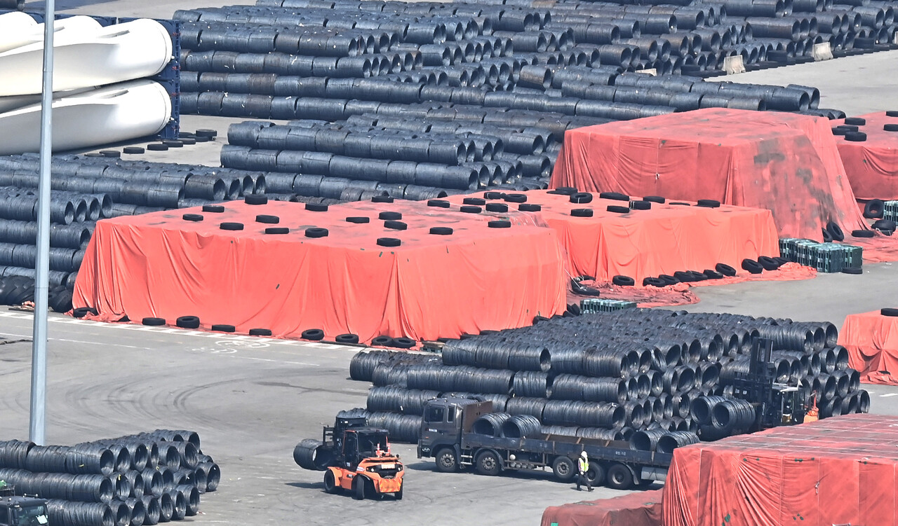 경기 평택시 포승읍 평택항 수출 야적장에 철강 제품이 쌓여 있다. [사진=뉴시스]