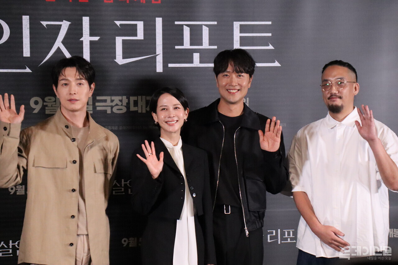 영화 &lt;살인자리포트&gt;언론시사회 및 기자간담회에서 포토타임을 가지고 있는 (왼쪽부터)&nbsp;정성일 배우-조여정 배우-김태한 배우-조영준 감독. ⓒ투데이신문