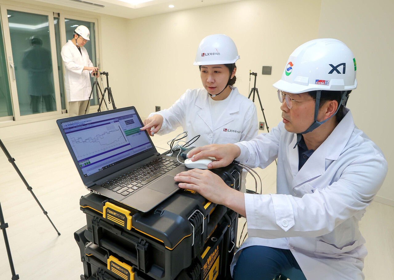GS건설과 LX하우시스 함께 개발한 ‘층간소음 저감 바닥구조’ 실험중인 사진. [사진=GS건설]