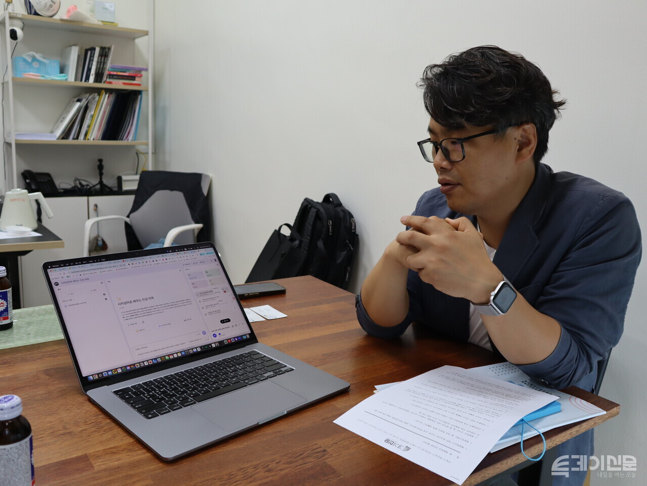 이경진 교장이 해밀학교의 인공지능 활용 교육 방식을 시연하는 모습. ⓒ투데이신문