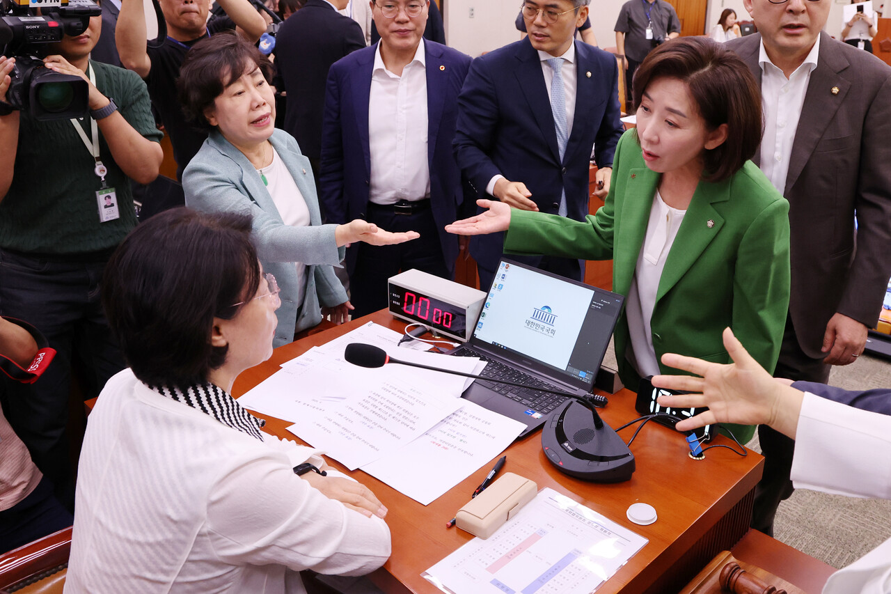 지난 2일 서울 여의도 국회에서 열린 법제사법위원회 전체회의에서 나경원 국민의힘 의원 등이 추미애 위원장에게 의사 진행 방식에 대해 항의하고 있는 모습. [사진제공=뉴시스] 