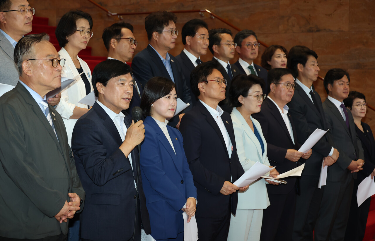 더불어민주당 초선 의원들이 3일 서울 여의도 국회 로텐더홀에서 나경원 국민의힘 의원의 "초선은 가만히 앉아 있어! 아무것도 모르면서 앉아 있어!" 발언 규탄 긴급 기자회견을 하고 있는 모습. [사진제공=뉴시스]<br>