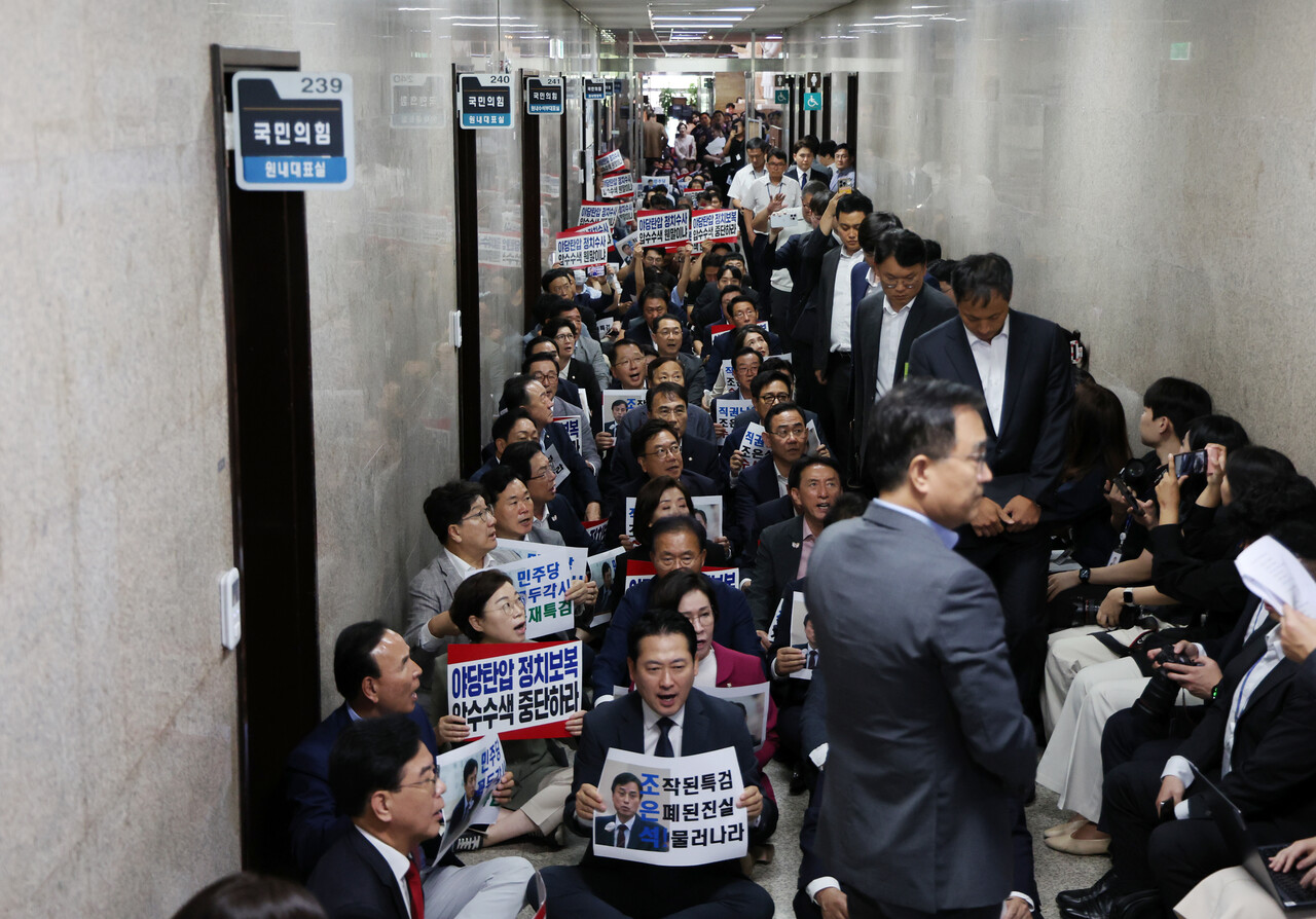 조은석 내란 특별검사팀이 3일 서울 여의도 국회에서 조 특검팀을 규탄하는 구호를 외치고 있는 국민의힘 의원들을 지나쳐 압수수색을 위해 국민의힘 원내대표실로 향하고 있는 모습. [사진제공=뉴시스]