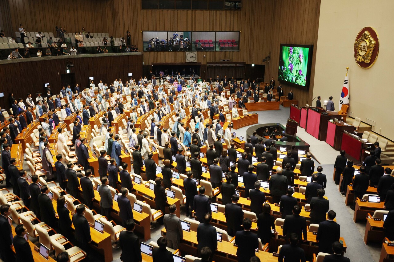 지난 1일 서울 여의도 국회에서 열린 제429회 국회(정기회) 제1차 본회의에서 여야 의원들이 각각 한복과 상복으로 나뉘어 입고 애국가를 부르고 있는 모습. [사진제공=뉴시스]