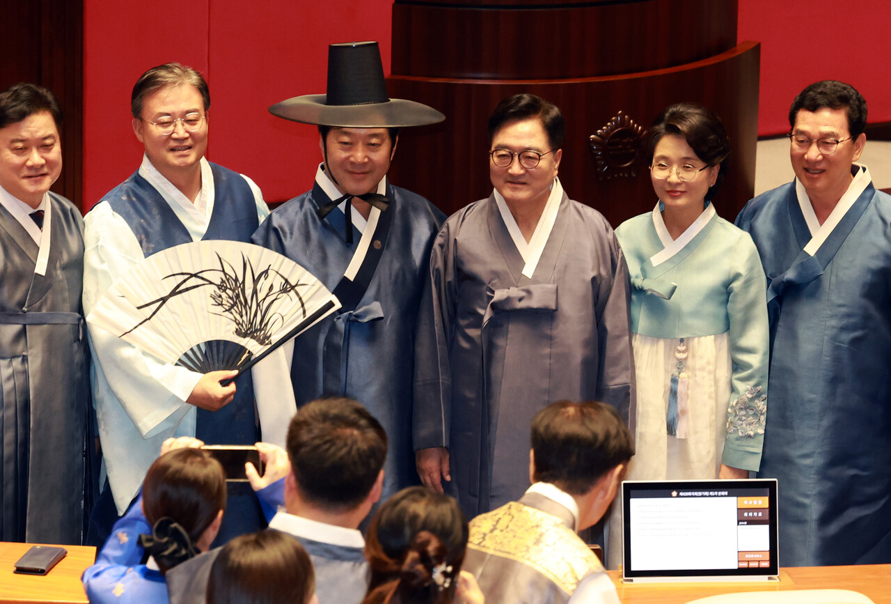 우원식 국회의장과 더불어민주당 의원들이 지난 1일 서울 여의도 국회에서 열린 제429회 국회(정기회) 제1차 본회의에서 산회 후 기념촬영하고 있는 모습. [사진제공=뉴시스]<br>