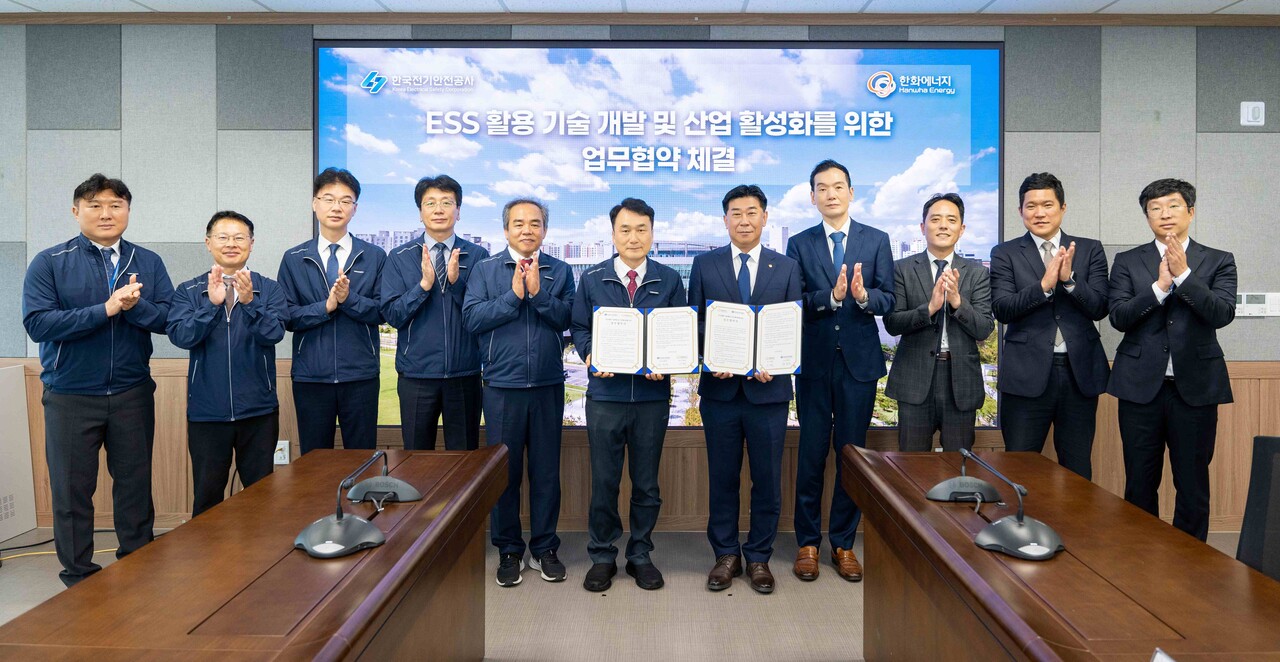 4일 한국전기안전공사 남화영(왼쪽 6번째) 사장과 관계자들이 한화에너지 관계자들과 'ESS 활용 기술 개발과 산업 활성화' 업무협약 기념촬영을 하고 있다. [사진=한국전기안전공사]