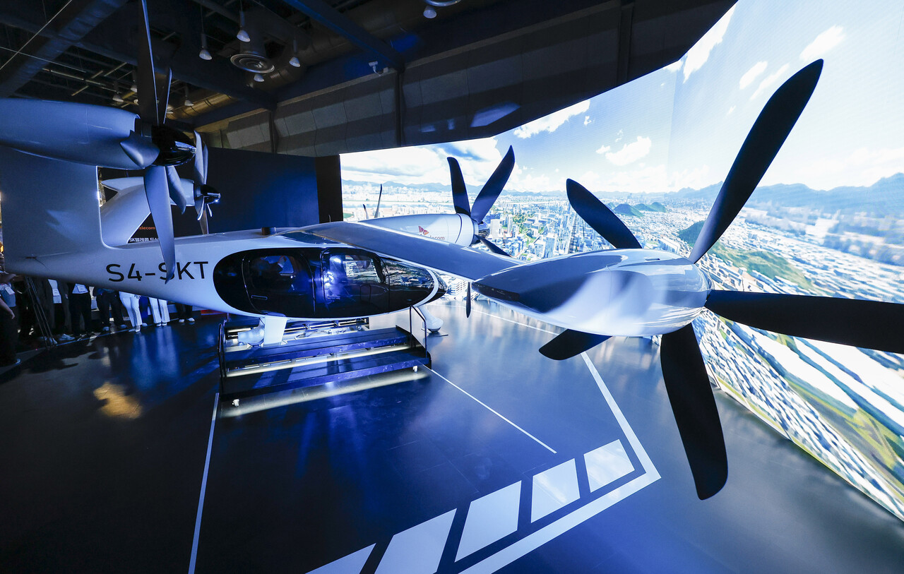 지난 10월 서울 강남구 코엑스에서 열린 '스마트라이프위크(SLW)'에 전시된 SK텔레콤의 도심항공교통(UAM). [사진출처=뉴시스]